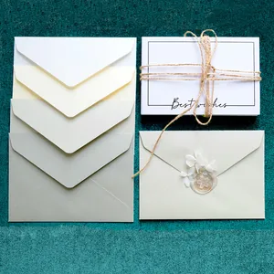 Juego de sobres y tarjetas de felicitación de estilo occidental para invitaciones.