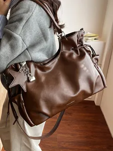 Große Vintage Tragetasche aus braunem Kunstleder mit Kordelzug für Damen zum Pendeln