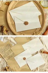 Vue détaillée d'une enveloppe rétro à texture lin avec sceau en cire dorée antique