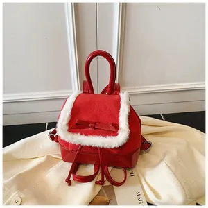 Detailansicht eines stylischen roten Vintage-Minirucksacks mit weißem Kunstpelzbesatz