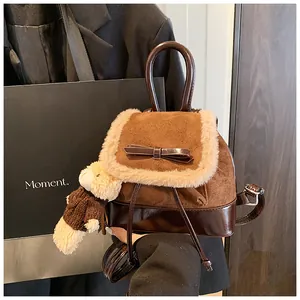 Brauner Vintage-Rucksack aus Wildlederimitat mit Pelzbesatz und Teddybär-Anhänger