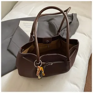 Vintage καφέ τσάντα tote μεγάλης χωρητικότητας από συνθετικό δέρμα σε σκηνικό lifestyle.