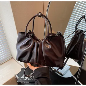 Vista dettagliata di una borsa retrò a pieghe in morbida pelle marrone per signora