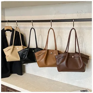 Set di borse tote in pelle minimaliste in quattro colori versatili appese a un rack