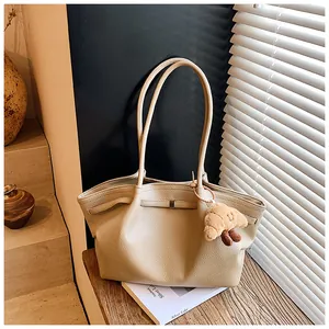 Borsa tote in pelle martellata beige con ciondolo a forma di croissant in peluche
