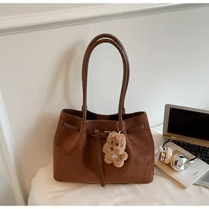 Vintage καφέ σουέτ τσάντα tote με αρκουδάκι σε περιβάλλον γραφείου
