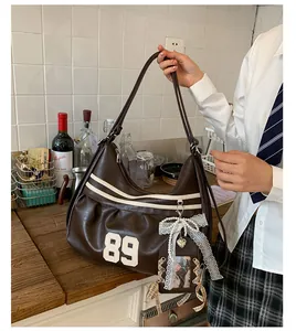 Borsa tote vintage marrone con toppa 89 mostrata in un ambiente da cucina quotidiano