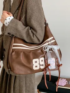 Borsa Tote da Donna Retro di Grande Capacità in Pelle PU Patch Digitale Multifunzionale Zaino a Tracolla Con Ciondolo a Fiocco