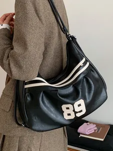 Grande borsa tote nera vintage con toppa numero 89 e strisce bianche eleganti
