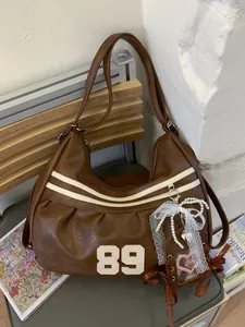 Grande borsa tote marrone vintage con strisce crema e toppa numero 89 sul davanti