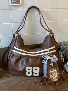 Elegante borsa hobo marrone grande con toppa 89 e ciondolo a fiocco grazioso