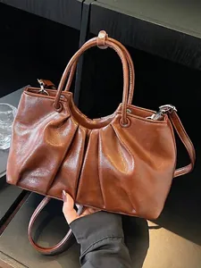Borsa a mano vintage in morbida pelle marrone a pieghe con tracolla regolabile