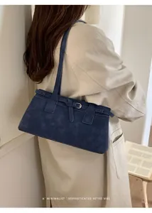 Detailansicht einer dunkelblauen Retro-Umhängetasche mit eleganter matter Textur