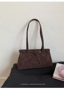 Retro dunkelbraune Wildleder-Einkaufstasche mit minimalistischem Gürteldetail für Damen