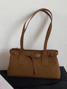Klassische braune Damen-Schultertasche mit großer Kapazität und Schnallendetail