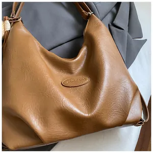 Primo piano della borsa tote in pelle vintage marrone con logo ZSKE PARIS.