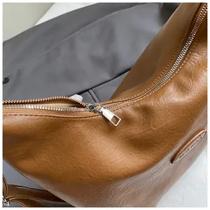 Primo piano di una borsa in pelle testurizzata marrone vintage con zip argentata