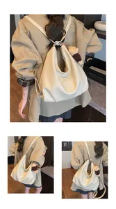 Borsa hobo crema versatile mostrata come zaino funzionale e borsa a tracolla