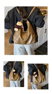Vista lifestyle di una borsa tote multifunzionale marrone indossata come uno zaino