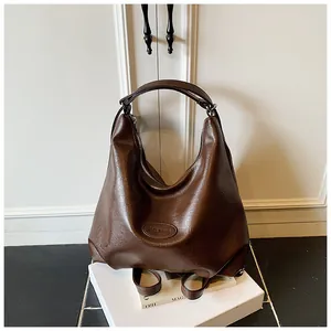 Borsa hobo multifunzionale marrone scuro con dettaglio logo ZSKE PARIS a rilievo