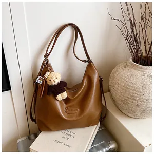 Borsa hobo vintage marrone grande capacità con simpatico ciondolo a forma di orsetto