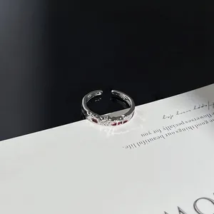 Detailansicht des Punk-Stil Spinnennetz-Rings mit roten Akzenten und Silberfinish.