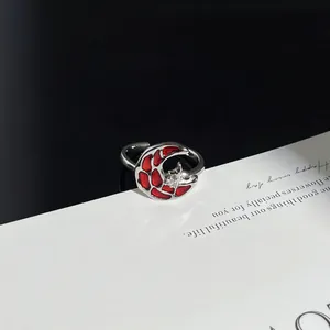 Detailansicht eines silbernen Punk-Rings mit rotem Spinnennetz-Mond und Stern-Detail