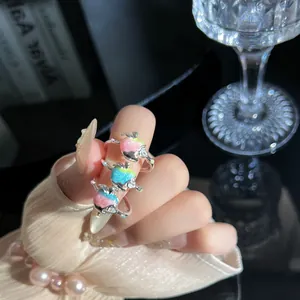 Macro-detail van kleurrijke gradiënt emaille appelringen met zilveren afwerking