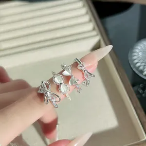 Nahaufnahme von eleganten silbernen Schleifenringen mit funkelnden Kristallen zum Stapeln.