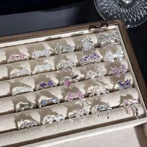 Elegante Kollektion verschiedener Schleifenringe mit funkelnden Kristallen in einer Schmuckschatulle