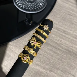 Detailansicht französischer vergoldeter Vintage-Ringe mit rosa Steinen auf Display