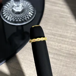 Detail eines Vintage-Goldrings mit Spitzenmuster und rosa Diamanten.