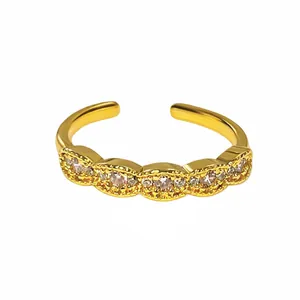 Detailansicht eines französischen Vintage-Goldrings mit Spitze und rosa Zirkonoxid