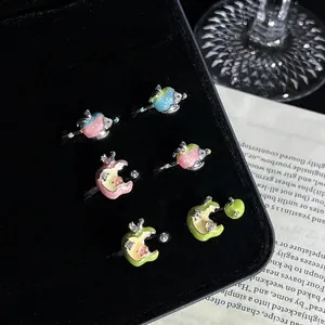 Sprookjesachtige emaille ringen in de vorm van een afgehapte appel in een zwarte juwelendoos