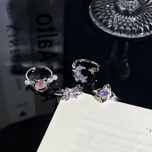 Detailansicht von modischen offenen Ringen mit lila Schmetterling und rosa Katze