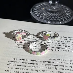 Gedetailleerde weergave van drie emaille appelringen in sprookjesstijl op een pagina
