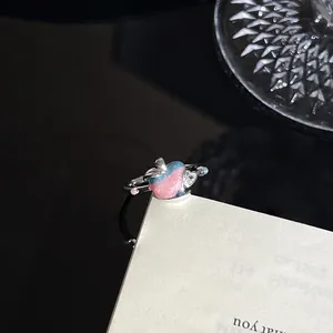 Macro-opname van unieke dopamine gradiënt appel emaille ring met glinsterend hartkristal