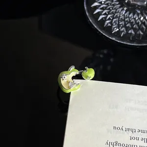 Gedetailleerde macro-opname van een onregelmatige groene emaille appelring op een kaart
