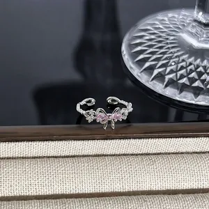 Detaillierte Nahaufnahme der rosa Edelsteinschleife auf einem silbernen Webring