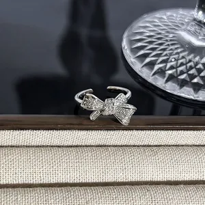 Exquisite Makroaufnahme eines silbernen Schleifenrings mit funkelnden Mikrokristallen
