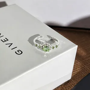 Detaillierte Ansicht eines silbernen Rings im Wald-Stil mit grünen Edelsteinen