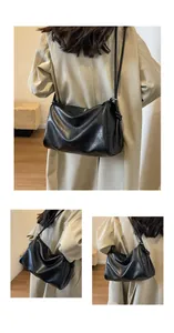 Viste dettagliate di una borsa a spalla in pelle nera vintage con un trench elegante.
