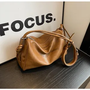 Borsa a tracolla vintage marrone di grande capacità con texture in morbida pelle