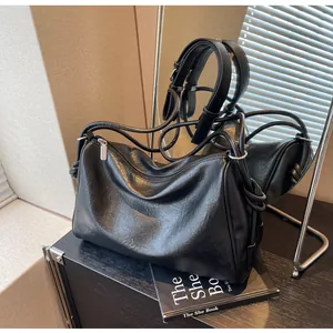 Borsa a tracolla retrò in ecopelle nera con doppie cinghie e finiture in argento