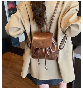 Rückansicht eines braunen Vintage-Rucksacks aus weichem Leder, getragen von einem Modell.