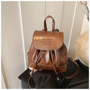 Detaillierte Seitenansicht eines braunen Rucksacks aus weichem Leder mit Requisiten