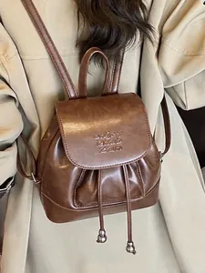 Modischer brauner Mini-Rucksack aus Kunstleder mit Klappe und Kordelzug für Damen