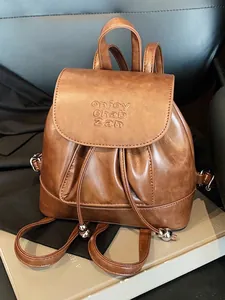 Stilvoller brauner Lederrucksack für Damen mit weicher Textur und Kordelzug-Design.