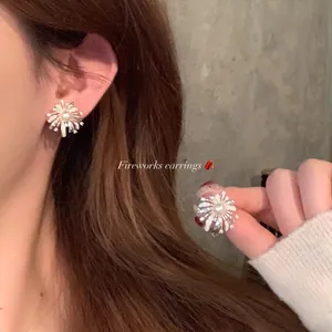 Elegante silberne Feuerwerk-Ohrstecker mit einer Perle und Micro-Pave-Kristallen