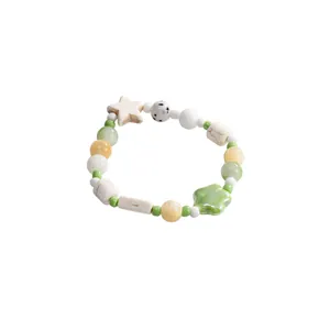Pulsera de cuentas de cerámica verde hecha a mano con dijes de estrella y flor